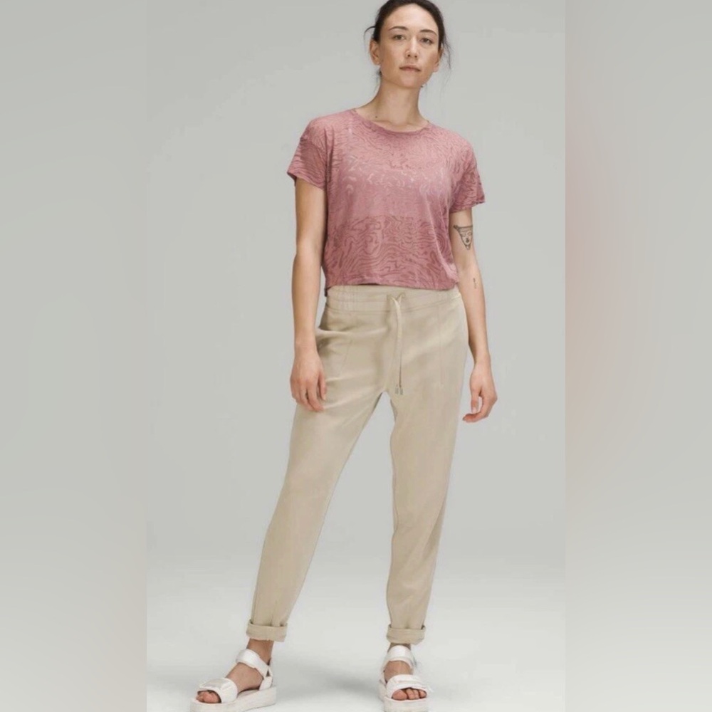 lululemon athletica Cates Tee, in marbled spiced chai color. Size 12. NWOT